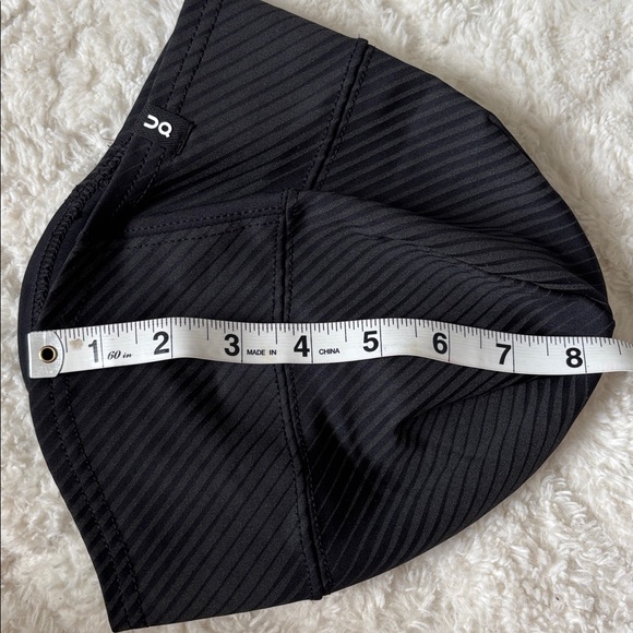 On Running Lumos Beanie | Black - Picture 10 of 10